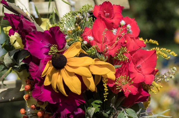 el yapımı güzel buketler çiçek ve bitki.