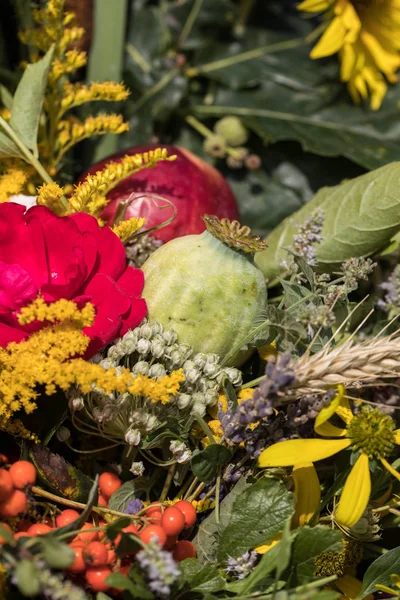 el yapımı güzel buketler çiçek ve bitki.