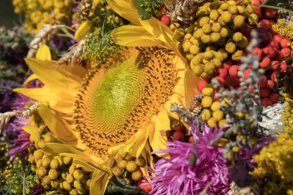 Handgefertigte schöne Sträuße aus Blumen und Kräutern. — Stockfoto