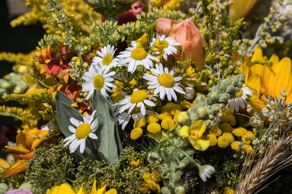 el yapımı güzel buketler çiçek ve bitki.
