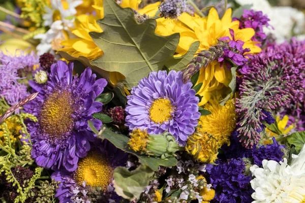 el yapımı güzel buketler çiçek ve bitki.