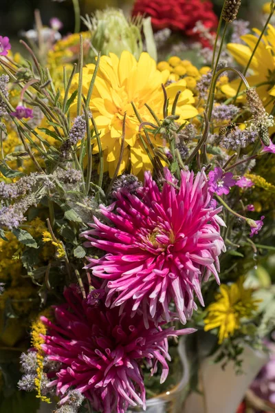 Handgefertigte schöne Sträuße aus Blumen und Kräutern. — Stockfoto