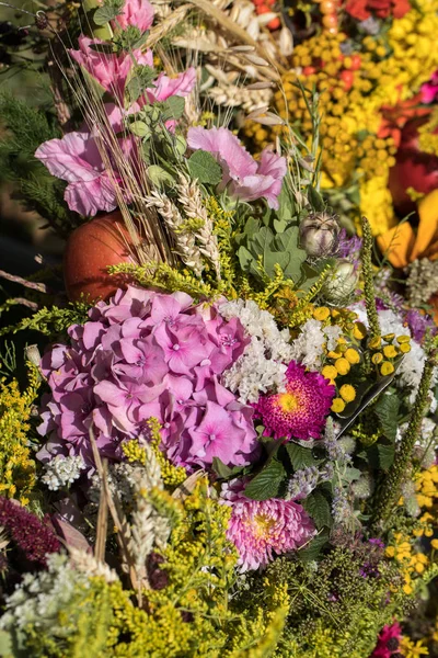 Handgefertigte schöne Sträuße aus Blumen und Kräutern. — Stockfoto