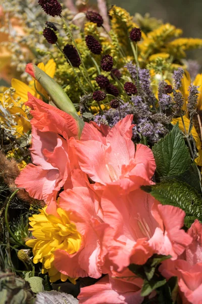 el yapımı güzel buketler çiçek ve bitki.