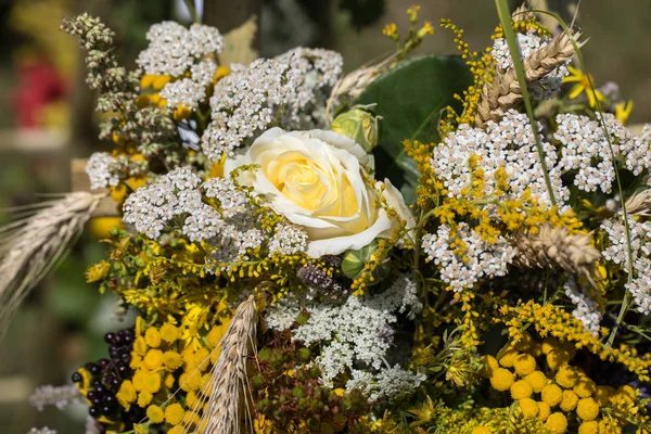 Ręcznie robione piękne bukiety z kwiatów i ziół. — Zdjęcie stockowe