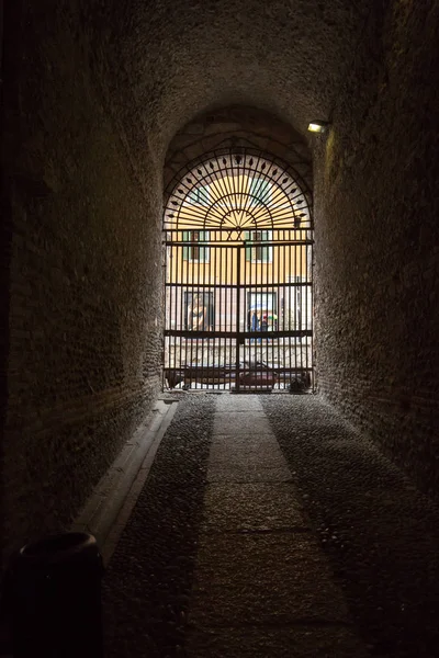 De Tunnel van de gladiatoren in de Arena di Verona, Verona, Italië — Stockfoto
