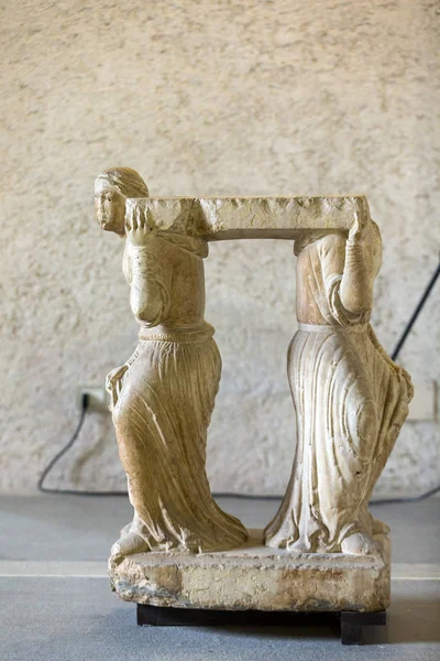 Estátua da mulher no Museu Castelvecchio. Verona, Itália — Fotografia de Stock