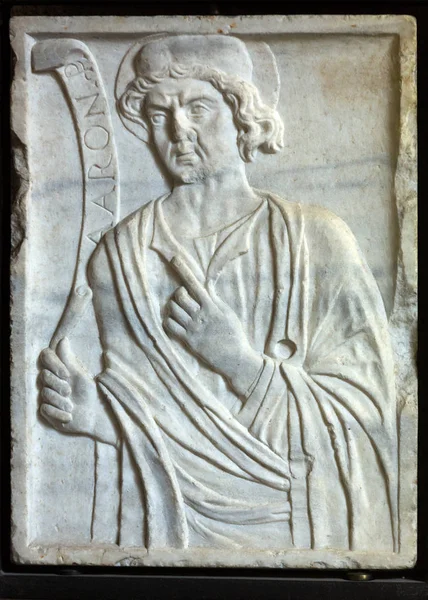 Un relief représentant Aaron au Musée Castelvecchio. Vérone, Italie — Photo