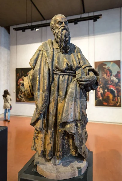 Estatua del hombre en el Museo Castelvecchio. Verona, Italia — Foto de Stock