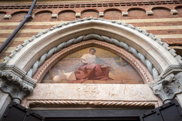 Na dziedzińcu Palazzo della Ragione w Weronie. Włochy — Zdjęcie stockowe