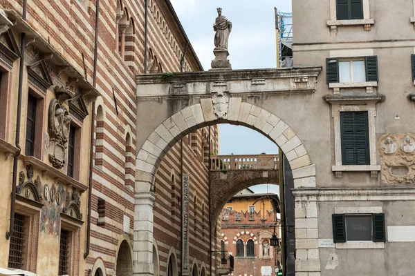 Verona - Piazza dei Signori is het maatschappelijke en politieke hart van Verona, Italië — Stockfoto