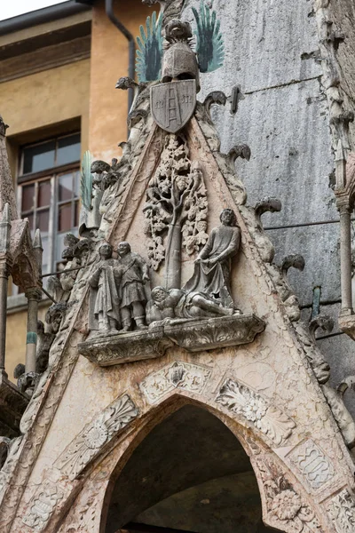 Výstaviště Veronafiere, skupina pěti gothic pohřební památníky slaví Scaliger rodiny ve Veroně. Itálie — Stock fotografie