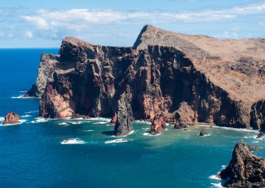 Portekiz 'in Madeira şehrinin doğusundaki Ponta de Sao Lourenco' da güzel bir manzara.