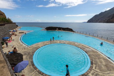 İnsanlar tarafından Yüzme Havuzu Porto da Cruz Medeira üzerinde bekletin. Portekiz