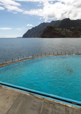 Porto da Cruz Medeira üzerinde yüzme havuzunda. Portekiz