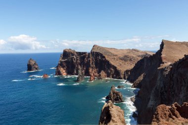 Portekiz 'in Madeira şehrinin doğusundaki Ponta de Sao Lourenco' da güzel bir manzara.