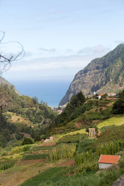 Dorf- und Terrassenanbau in der Umgebung von Sao Vicente. Nordküste der Insel Madeira, Portugal — Stockfoto