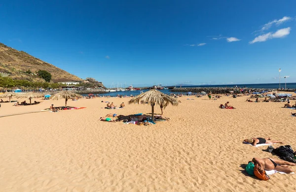 Människor vilar på en solig dag på stranden i Machico. Ön Madeira, Portuga — Stockfoto