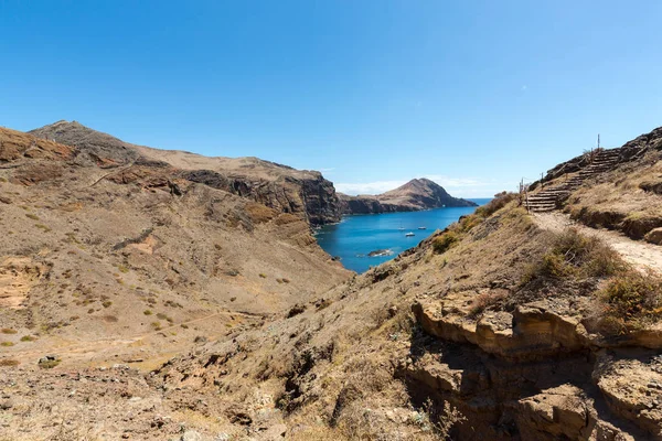 Portekiz 'in Madeira şehrinin doğusundaki Ponta de Sao Lourenco' da güzel bir manzara.