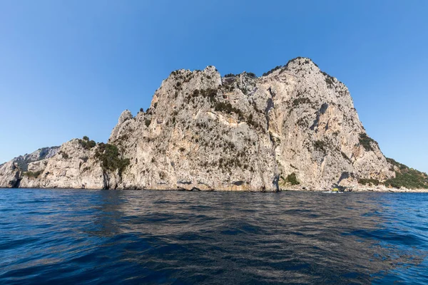 L'Isola di Capri è una location molto pittoresca, lussureggiante e straordinaria in Italia famosa per le sue alte rocce . — Foto Stock