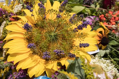 el yapımı güzel buketler çiçek ve otlar