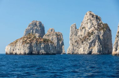 Capri Adası, İtalya Faraglioni buzlu tekneden görüntülemek. 