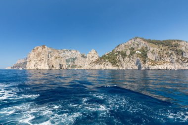 Capri Adası, İtalya'nın Uçurumun kıyısında tekneden görüntülemek