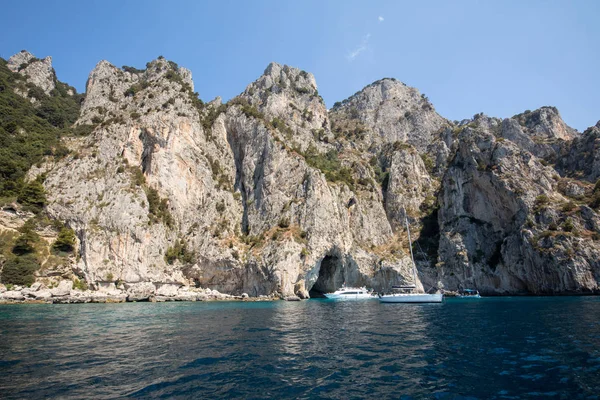 Båtar med turister nära Grotta Bianca och Grotta Meravigliosa, Capri, Italien: — Stockfoto