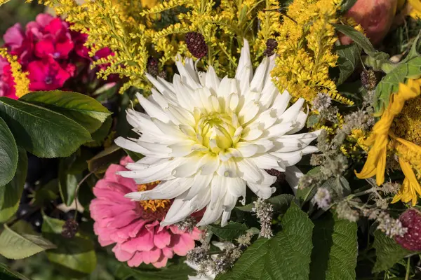 Handgefertigte schöne Sträuße aus Blumen und Kräutern — Stockfoto