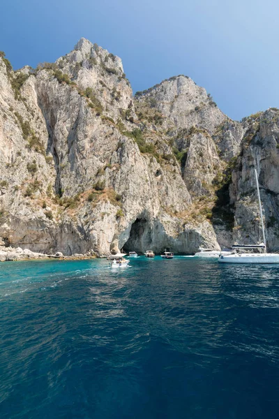 Boten met toeristen in de buurt van Grotta Bianca en Grotta Meravigliosa, Capri, Italië — Stockfoto