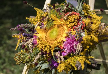 el yapımı güzel buketler çiçek ve otlar
