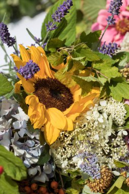 el yapımı güzel buketler çiçek ve otlar