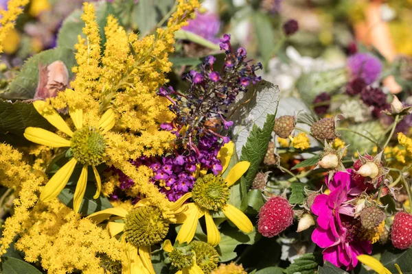 Ręcznie robione piękne Bukiety z kwiatów i ziół — Zdjęcie stockowe