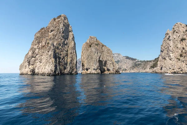 Capri Adası, İtalya Faraglioni buzlu. Rock'ın adları sol-sol: Stella, Mezzo ve Scopolo veya Fuori 