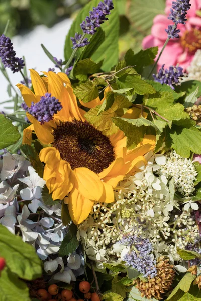el yapımı güzel buketler çiçek ve otlar
