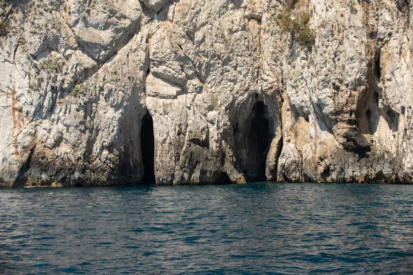 Vista desde el barco en la costa del acantilado de la isla de Capri, Italia — Foto de Stock