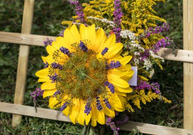 el yapımı güzel buketler çiçek ve otlar