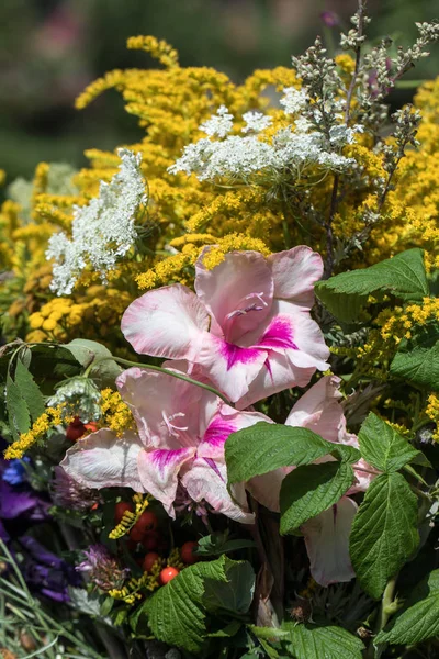 el yapımı güzel buketler çiçek ve otlar