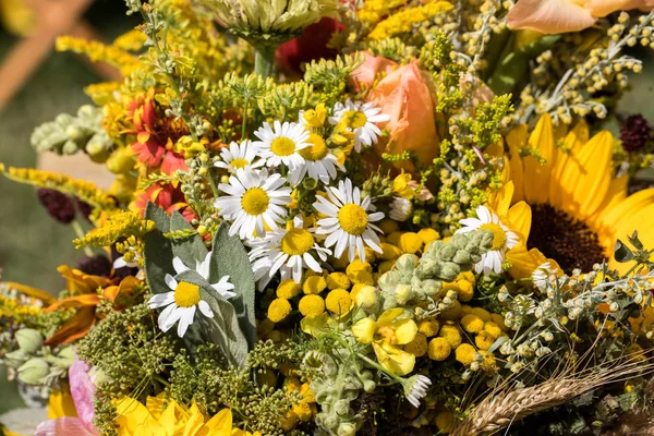 el yapımı güzel buketler çiçek ve otlar