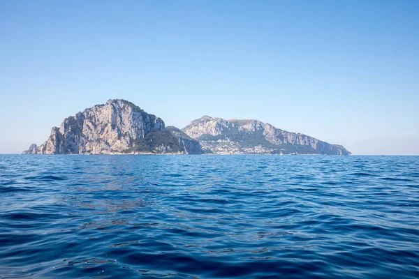 Blick vom Boot auf die Steilküste der Insel Capri, Italien — Stockfoto