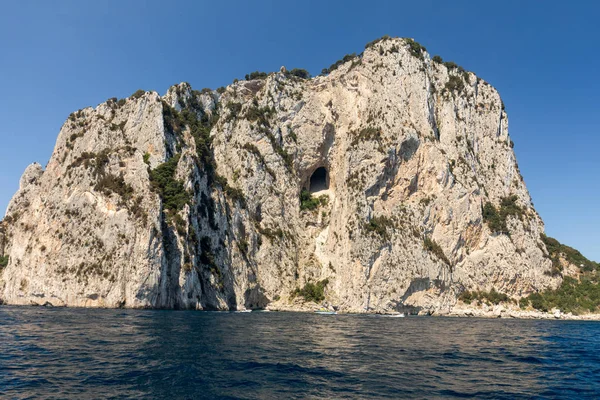 Capri Adası, İtalya'nın Uçurumun kıyısında tekneden görüntülemek