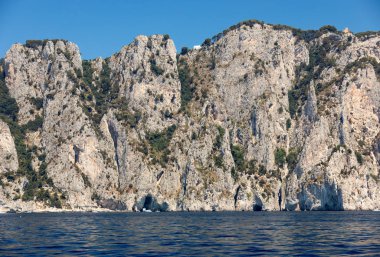 Capri Adası, İtalya'nın Uçurumun kıyısında tekneden görüntülemek