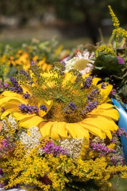 el yapımı güzel buketler çiçek ve otlar