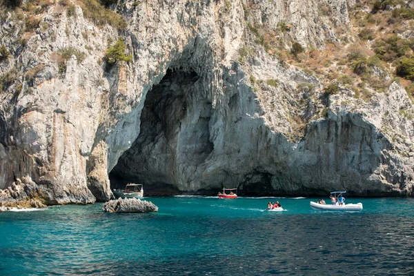 Tekne turist Grotta Bianca ve Grotta Meravigliosa, Capri, İtalya