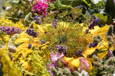 el yapımı güzel buketler çiçek ve otlar