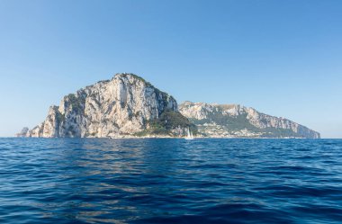 Capri Adası, İtalya'nın Uçurumun kıyısında tekneden görüntülemek
