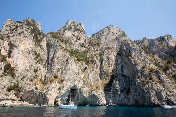 Barcos con turistas cerca de Grotta Bianca y Grotta Meravigliosa, Capri, Italia — Foto de Stock