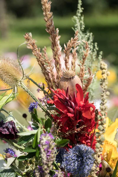 Beaux bouquets faits à la main de fleurs et d'herbes — Photo