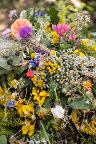 el yapımı güzel buketler çiçek ve otlar