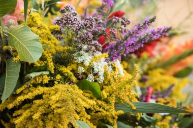 el yapımı güzel buketler çiçek ve otlar